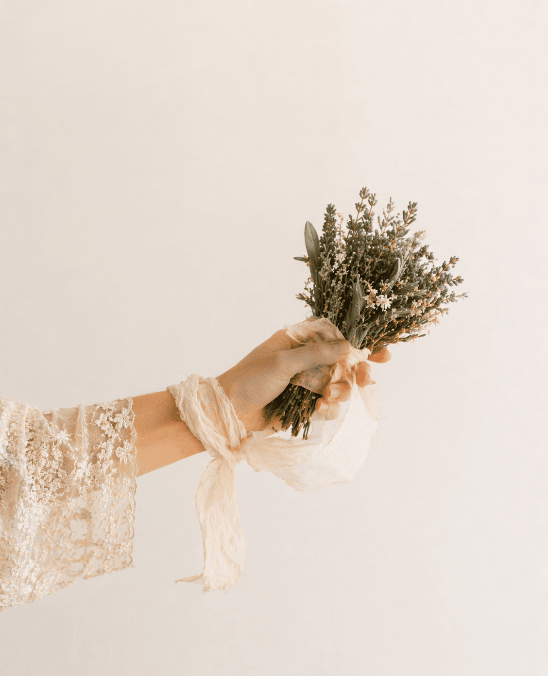 Nosegay medieval sostenido en la mano